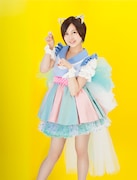 MCを担当する小野恵令奈。