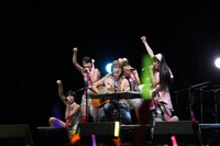 坂崎村長を囲むももいろクローバーZ。高城れに（写真右から3番目）は坂崎にキス攻撃をしかけた。