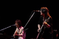 坂崎幸之助（写真左）と雅-MIYAVI-（右）。