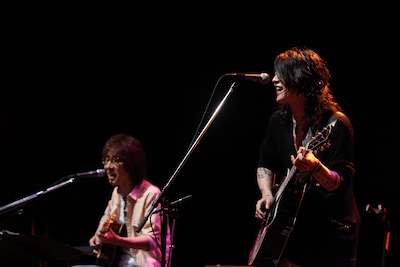 坂崎幸之助（写真左）と雅-MIYAVI-（右）。