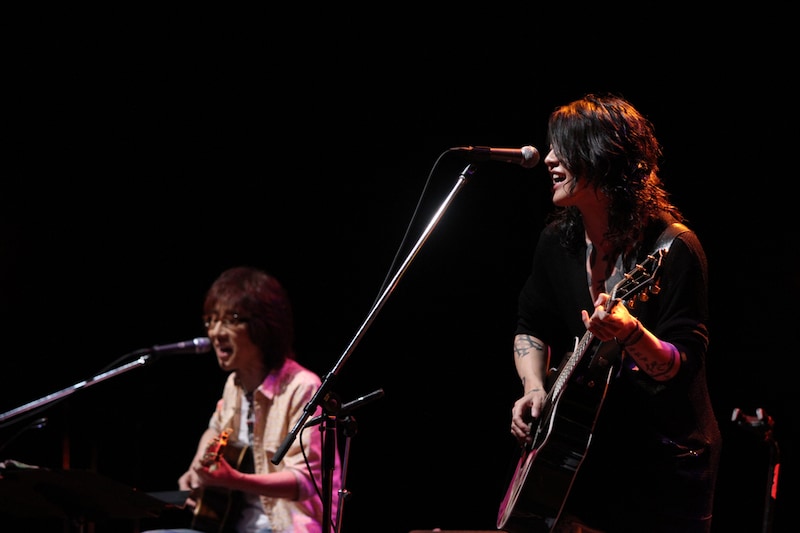 坂崎幸之助（写真左）と雅-MIYAVI-（右）。