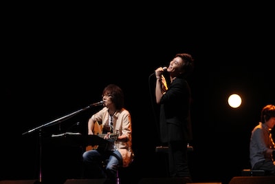 坂崎幸之助（写真左）と氷川きよし（右）。