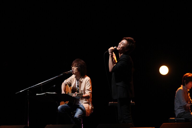 坂崎幸之助（写真左）と氷川きよし（右）。