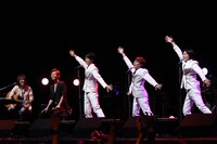 曲調からは想像が付かないダンスと「はやぶさポーズ」（写真）で観客を沸かせたはやぶさ。