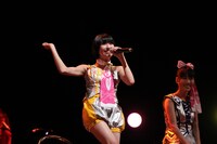 玉井詩織（ももいろクローバーZ / 写真左）