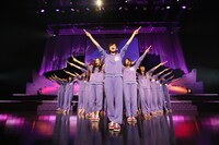 「乃木坂の詩」を披露する乃木坂46（写真はZepp Namba公演より）。