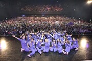 会場のファンと記念撮影をする乃木坂46（写真はZepp Namba公演より）。