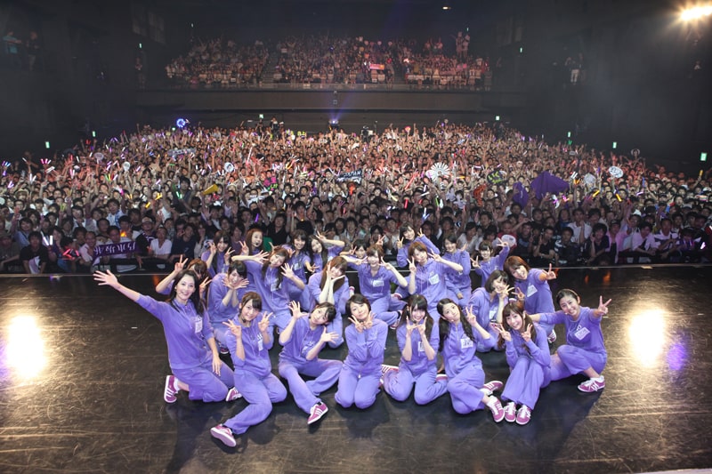 会場のファンと記念撮影をする乃木坂46（写真はZepp Namba公演