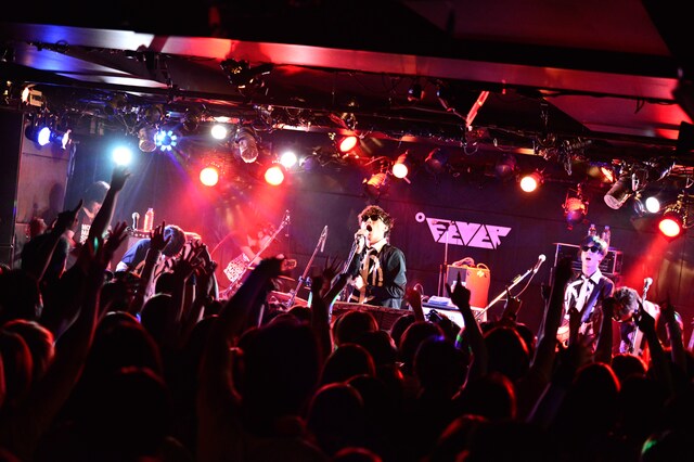 観客と一体となってアルバムを作り上げた「SHINZOU LIVE-RATIONS」初日公演の様子。