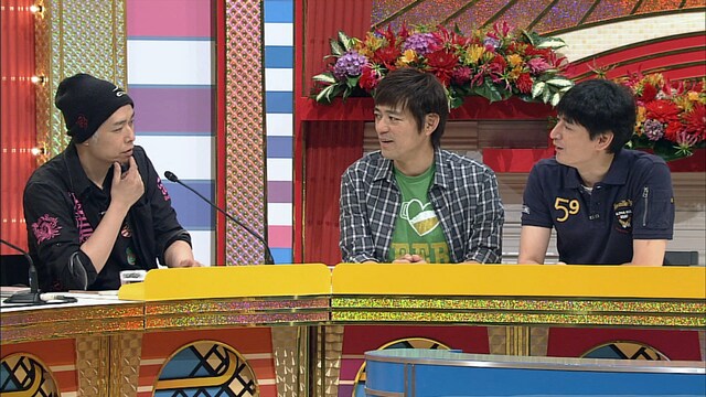 左はゲストの大槻ケンヂ。右は司会の博多華丸・大吉。