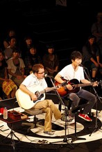 奥田民生（写真左）＋星野源（右）のパフォーマンスの様子。