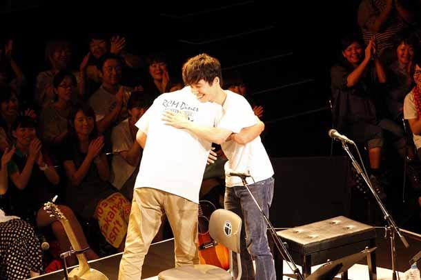 笑顔で熱い抱擁を交わす奥田民生＋星野源。