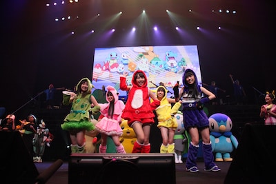 ももクロはポケモン仕様の衣装で登場。