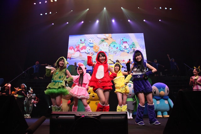 ももクロはポケモン仕様の衣装で登場。