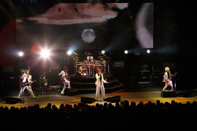 写真は昨日8月15日のライブの模様。