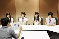 合同取材会でインタビューを受ける白石麻衣、橋本奈々未、西野七瀬、生駒里奈（写真左から）。