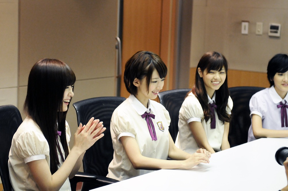 合同取材会でインタビューを受ける白石麻衣、橋本奈々未、西野七瀬、生駒里奈（写真左から）。