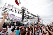 「VAMPS LIVE 2012 BEAST ON THE BEACH」8月15日公演の様子。（撮影：今元秀明、田中和子）