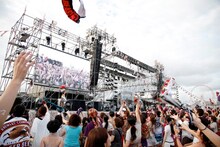 「VAMPS LIVE 2012 BEAST ON THE BEACH」8月15日公演の様子。（撮影：今元秀明、田中和子）