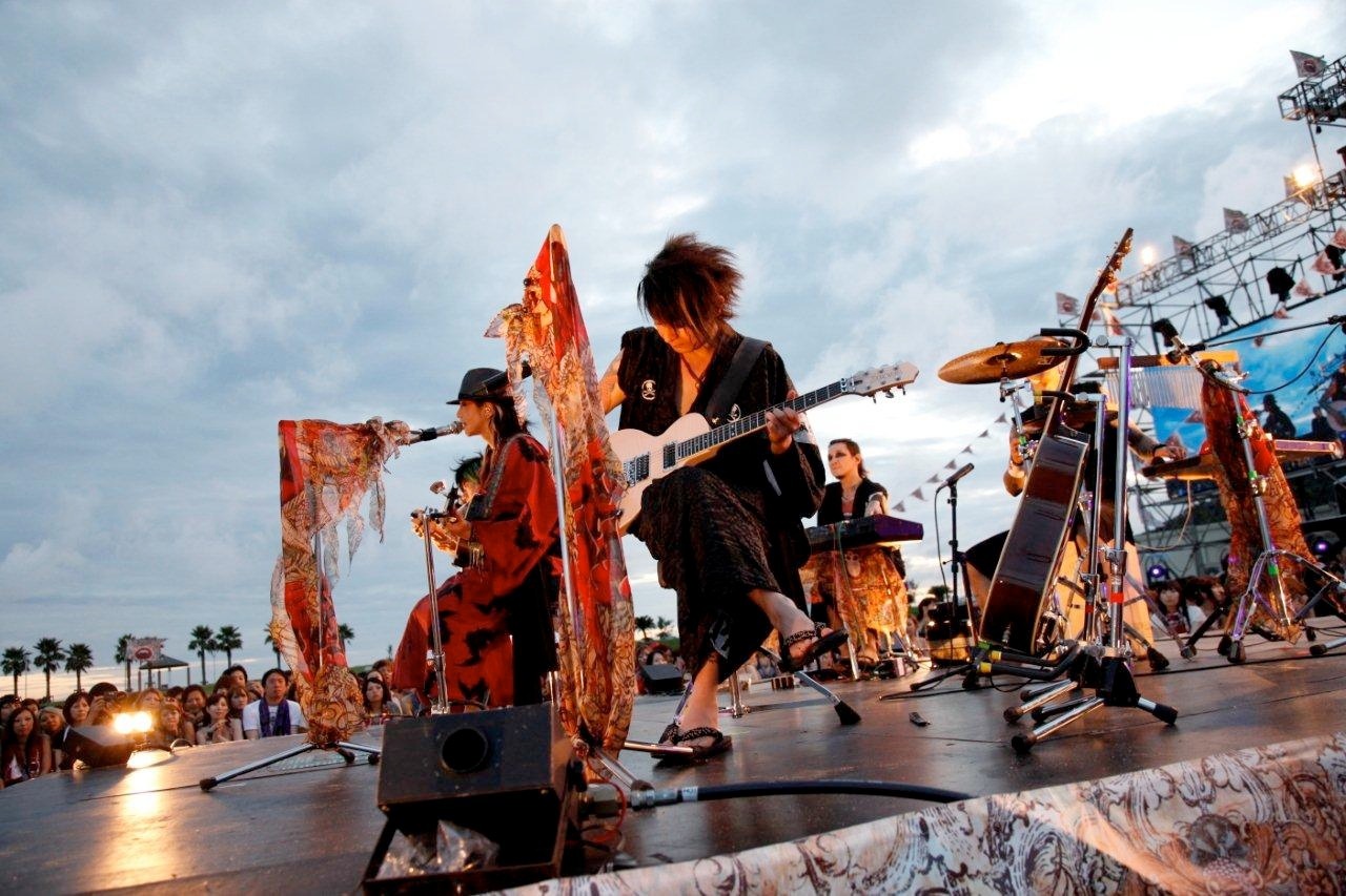2012年8月に行われた「VAMPS LIVE 2012 BEAST ON THE BEACH」の様子。（撮影：今元秀明、田中和子）