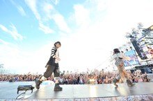 「VAMPS LIVE 2012 BEAST ON THE BEACH」8月15日公演の様子。（撮影：今元秀明、田中和子）