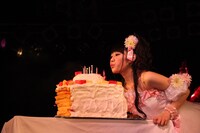 写真は「小倉唯BIRTHDAY SPECIALミニライブ～SEVENTEEN!～」より。ケーキのろうそくを吹き消す小倉唯。