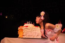 写真は「小倉唯BIRTHDAY SPECIALミニライブ～SEVENTEEN!～」より。ケーキのろうそくを吹き消す小倉唯。