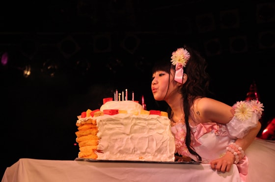 写真は「小倉唯BIRTHDAY SPECIALミニライブ~SEVENTEEN!~」より。ケーキのろうそくを吹き消す小倉唯。