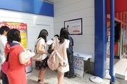 乃木坂46スタンプラリーの様子。写真はFUJIYAMAの前に設置された斉藤優里のスタンプ。
