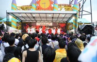 乃木坂46によるミニライブの様子。