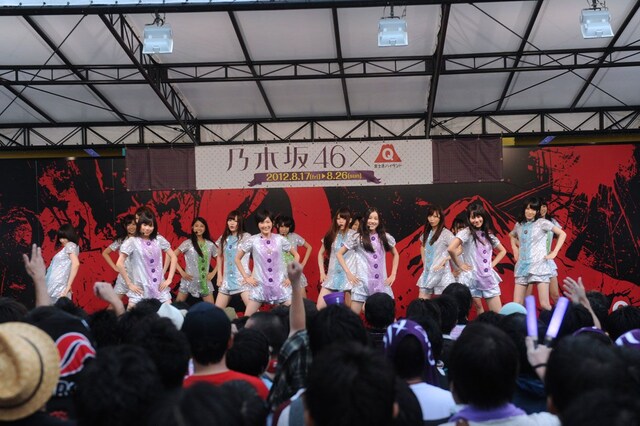 乃木坂46によるミニライブの様子。