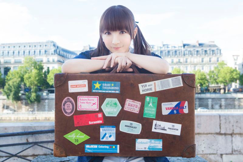 フランス・パリで撮影された、ほっちゃんの最新アーティスト写真。