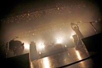 yukihiro（Dr）、345（B, Vo / 凛として時雨）、百々和宏（Vo, G / MO'SOME TONEBENDER）によるセッションの模様。（撮影：石井亜希）