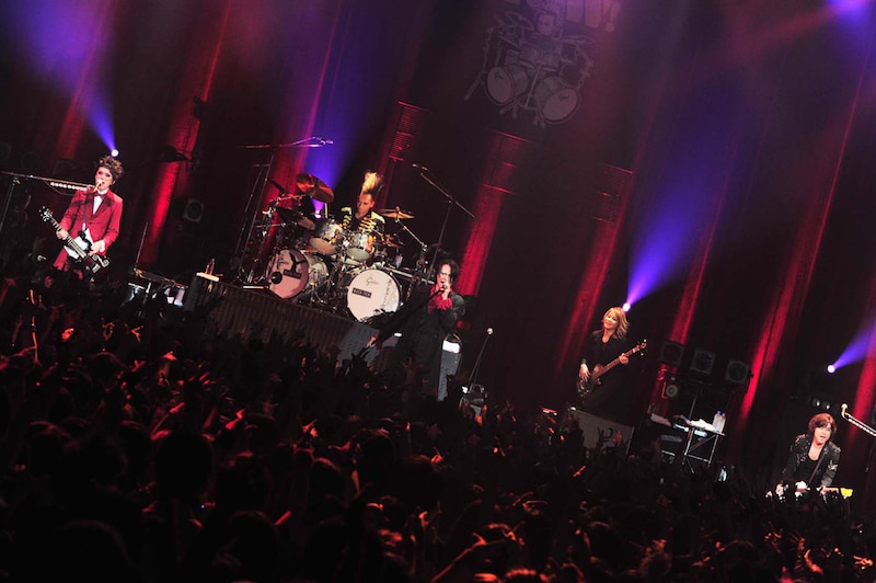 写真は昨日8月19日のBUCK-TICKのライブの模様。