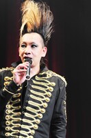 オーディエンスに挨拶するヤガミ・トール。