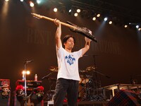 馬場育三のベースを高く掲げる桜井誠。