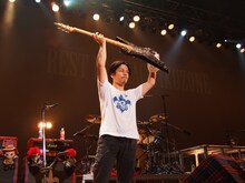 馬場育三のベースを高く掲げる桜井誠。