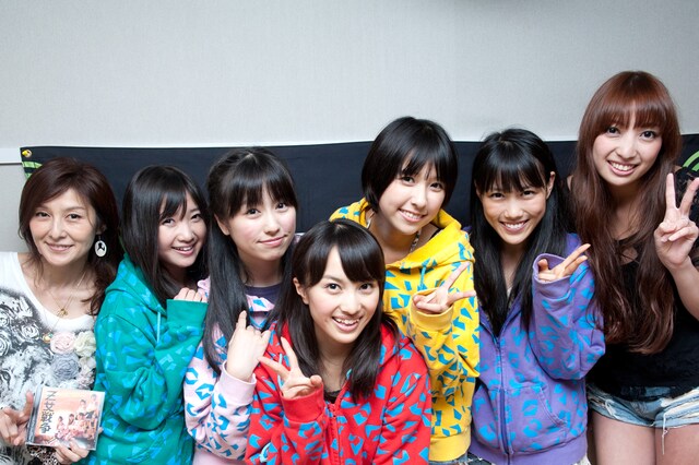 写真はInterFM収録時の様子。DJマッピー（左端）、DJ HERI（右端）と一緒に記念撮影。