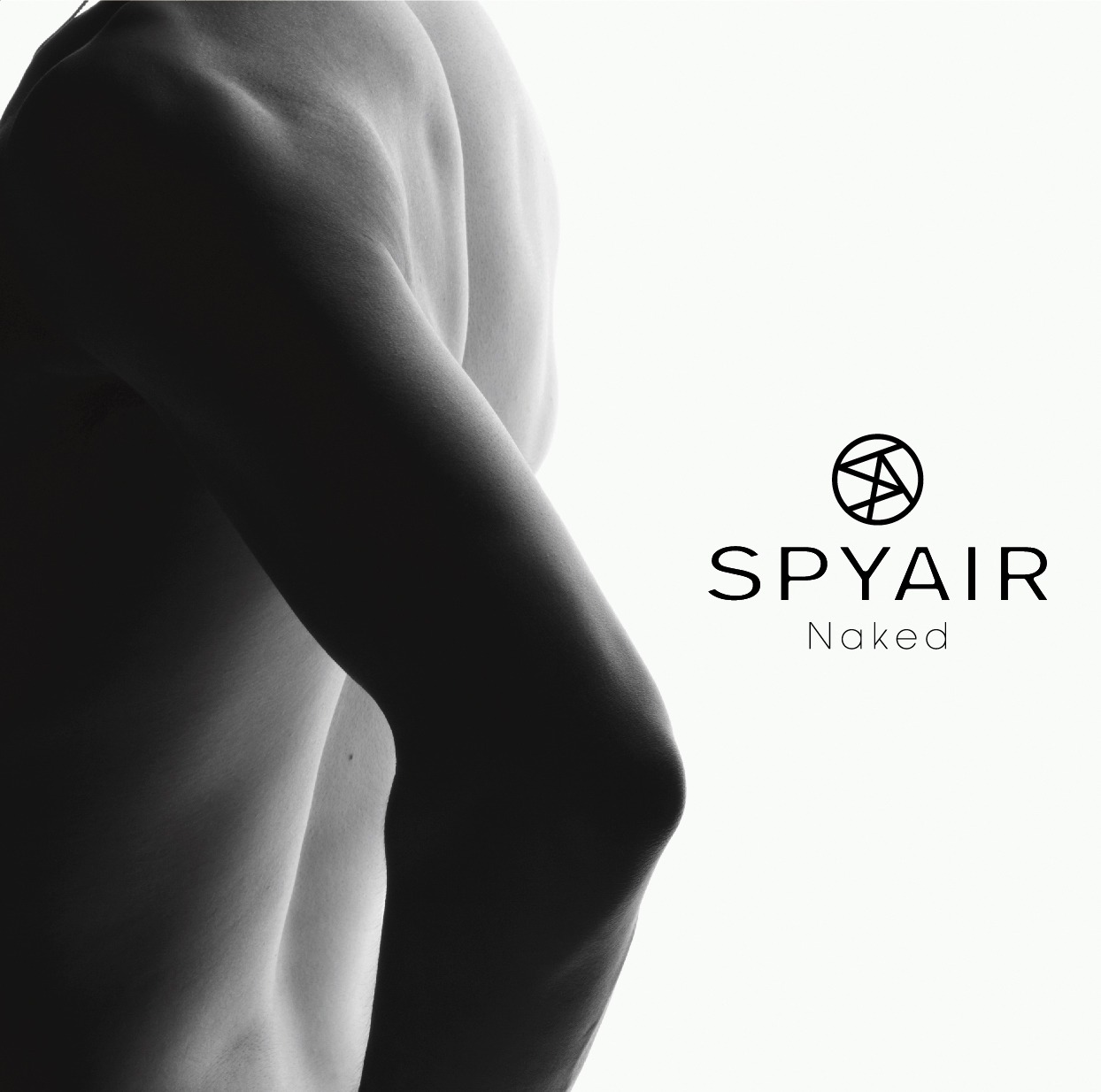 ニューシングル「Naked」ジャケットでバックショットを披露しているのはMOMIKEN（B）。