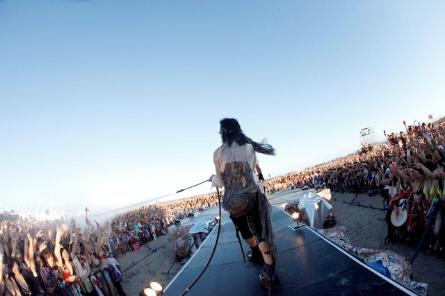 ランウェイを歩きながら散水用ホースで水を撒くHYDE。（撮影：田中和子）