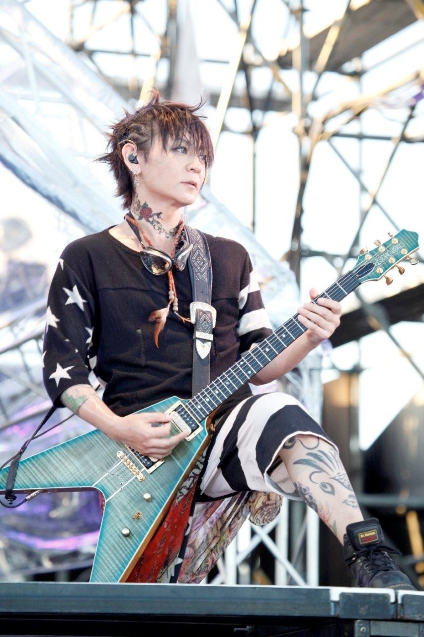 今週の人気の画像10位は「Ken飛び入り！永ちゃんカバー！VAMPS熱烈ビーチライブ」より、K.A.Z。（撮影：田中和子）