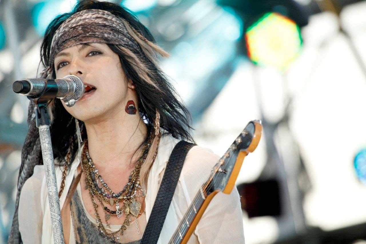 今週の人気の画像1位は「Ken飛び入り！永ちゃんカバー！VAMPS熱烈ビーチライブ」より、HYDE。（撮影：田中和子）