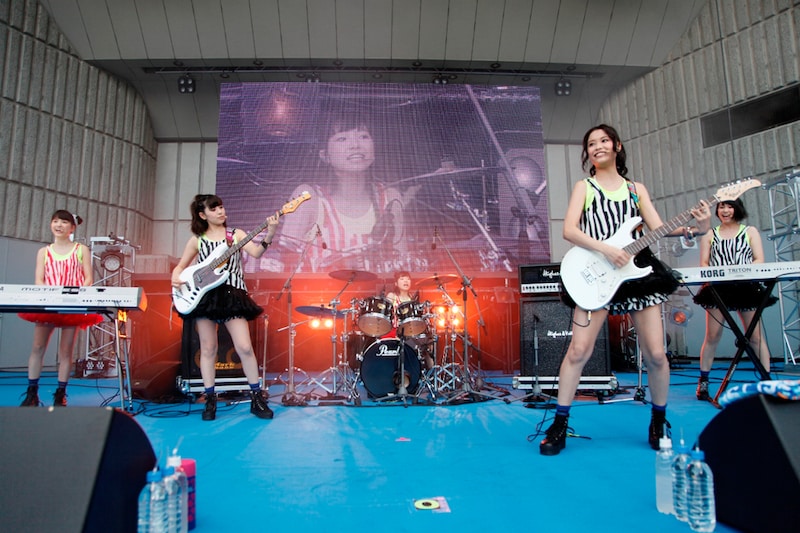 バンド演奏でライブのオープニングを飾った9nine。