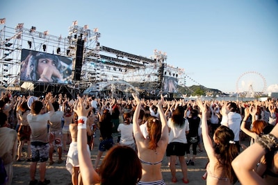 「VAMPS LIVE 2012 BEAST ON THE BEACH」8月19日公演の様子。（撮影：田中和子）