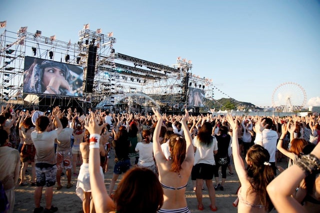 「VAMPS LIVE 2012 BEAST ON THE BEACH」8月19日公演の様子。（撮影：田中和子）