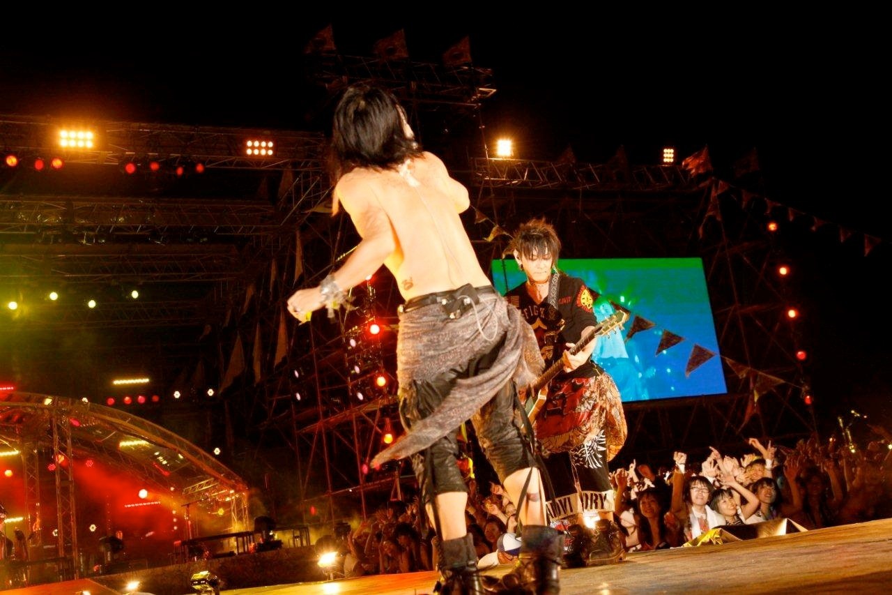 今週の人気の画像4位は「Ken飛び入り！永ちゃんカバー！VAMPS熱烈ビーチライブ」より、HYDEとK.A.Z。（撮影：田中和子）