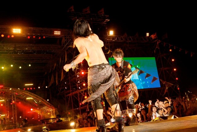 センターステージで暴れるHYDEとK.A.Z。（撮影：田中和子）