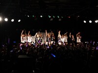 写真は「恵比寿マスカッツ『親不孝ベイベー』10000枚突破記念パーティー」の様子。