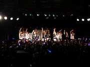 写真は「恵比寿マスカッツ『親不孝ベイベー』10000枚突破記念パーティー」の様子。