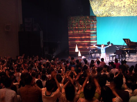 「奥華子CONCERT TOUR'12 弾き語り～5th Letter～」最終公演の模様。